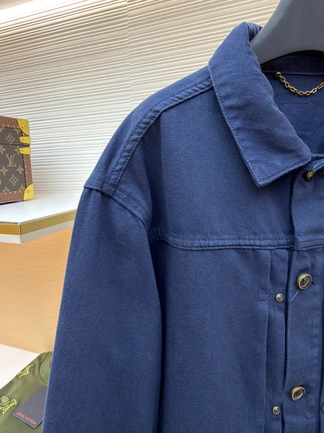 LOUIS VUITTON dyed truck denim jacket ●Authentic product: 17800 purchase and development ●Item number: 1681051-B65 ●Fabric: denim fabric ●Technology: embossed production ●Version: fitted version ●Weight: about 870 grams ●Size: 46-48-50-52 ●Description: Customized pure cotton thick woven denim Template machine bag opening Preset template to guide the position, shape and size of bag opening Accuracy ensures the quality of the bag opening effect. The soft light ancient wash process uses specific chemical and logistics treatments to make the surface of the fabric show a soft luster. It not only retains the original texture but also adds a gentle atmosphere. The overall routing is straight and delicate, the fabric is comfortable and soft, and the color is consistent without color difference. It can be matched with the same style to create a fashionable look and control various occasions. Customized accessories, complete three standards, same style for men and women!